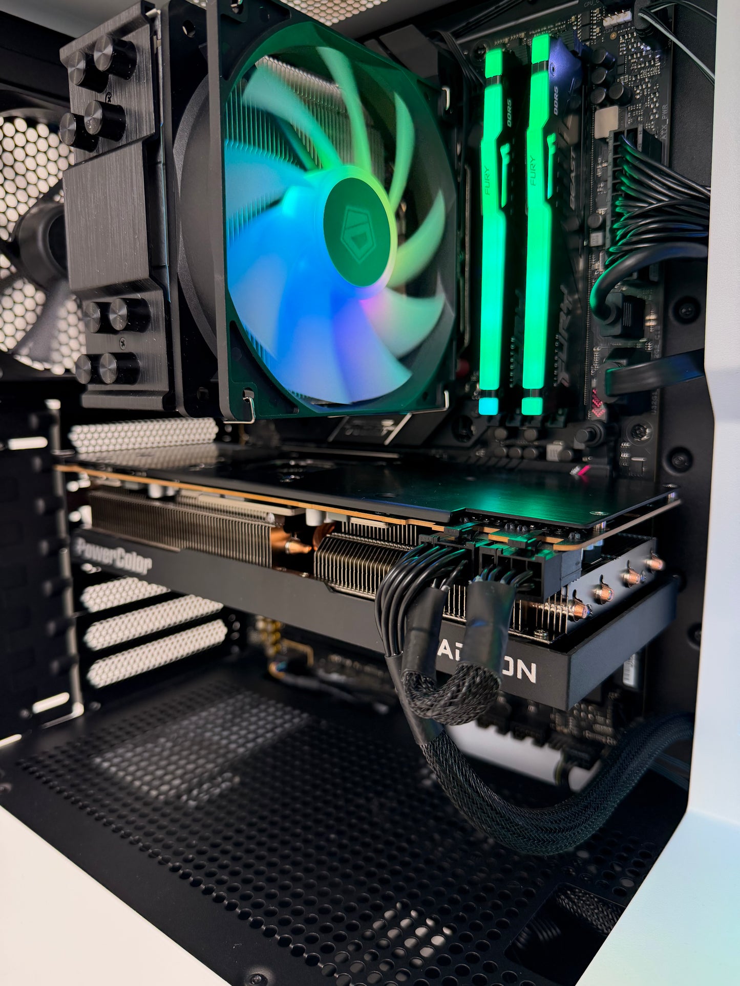 Gamer PC / Ryzen 5 9600X / 32gb DDR5 / RX 7800 XT 16gb / 500gb Nvme SSD / Windows 11